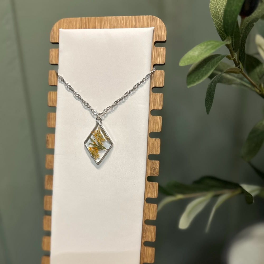 Custom-made Pendant Necklace: Dried Flowers and Resin